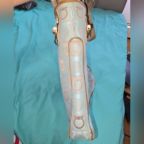 Salvatore Ferragamo Tan and Baby Blue Tote Bag with Elegant Design - Picture 4 of 8